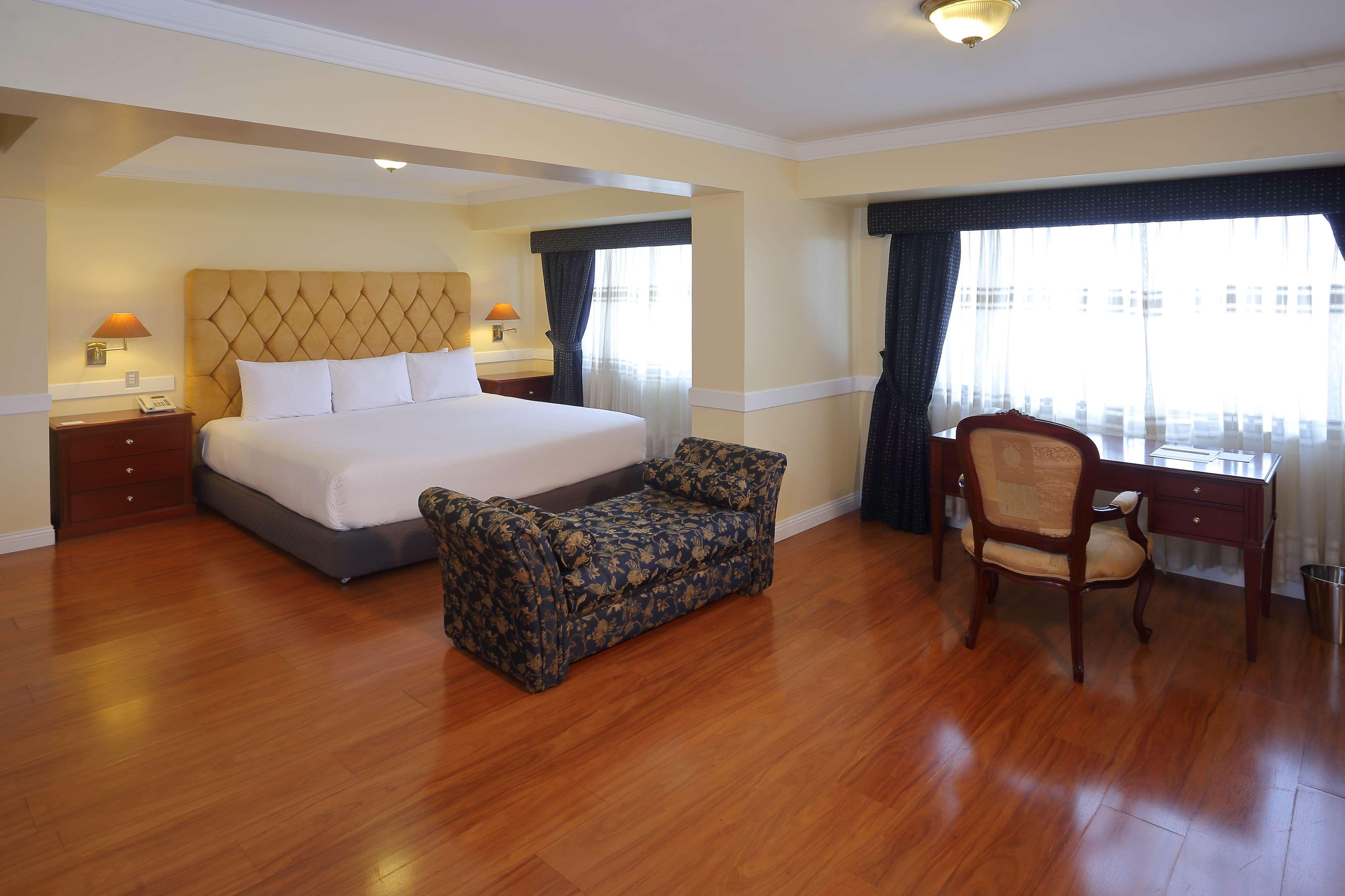 Radisson Hotel Plaza Del Bosque Ліма Екстер'єр фото